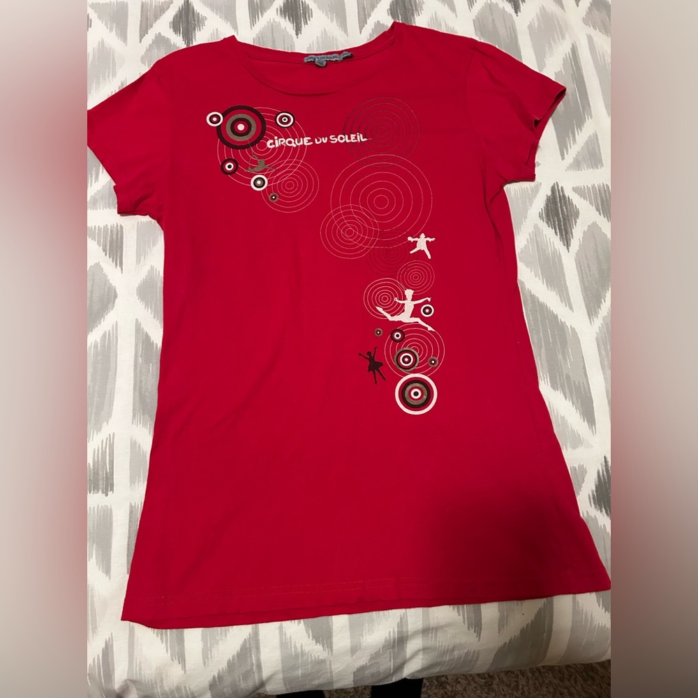 Red Short Sleeve Tee with Graphic Embellishments that it is an XXL feels like L